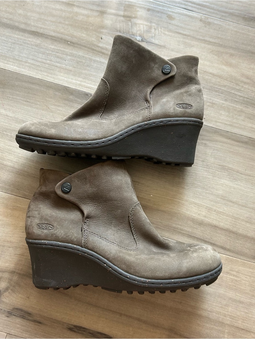 KEEN Akita Ankle Boots Sz 8 Brown Nubuck Leather Wedge Side Snap 1007697